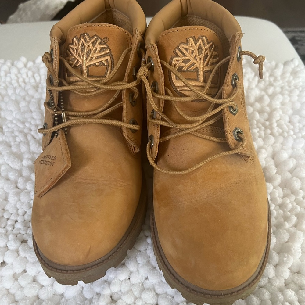 TIMBERLAND - Unisex. Boys size 6 and women’s size 8.  Butterscotch color.